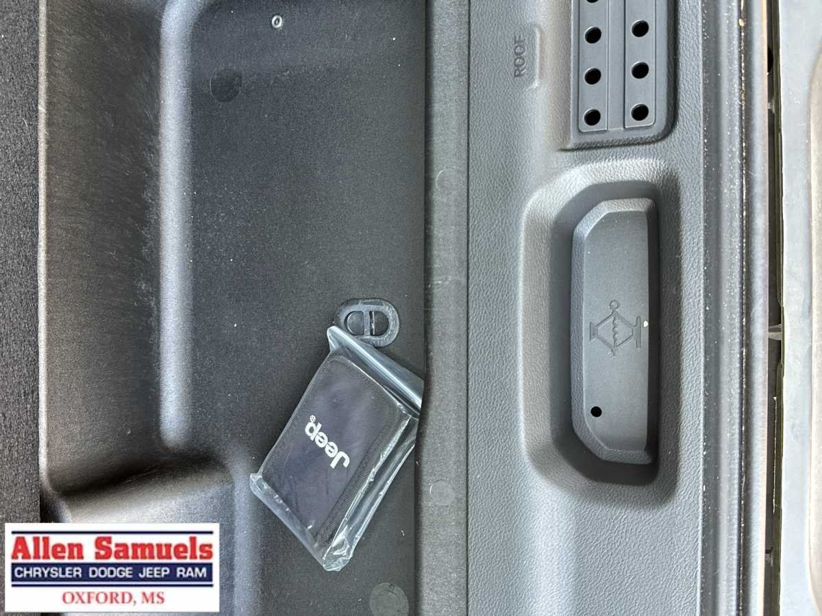 Used 2022 High Velocity Clearcoat Jeep Unlimited Sahara image 36
