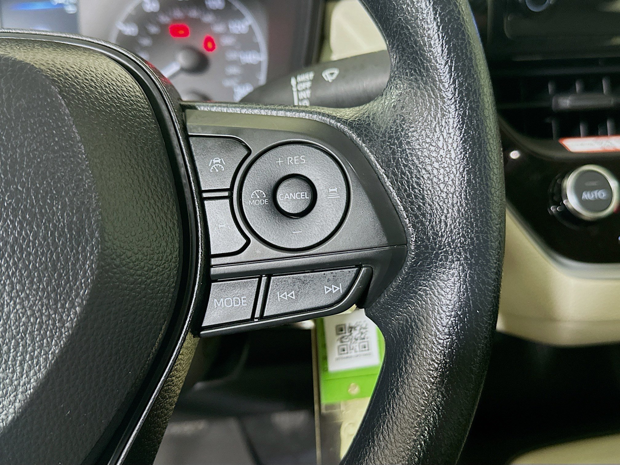 Certified Used 2025 Pearl Toyota LE image 17