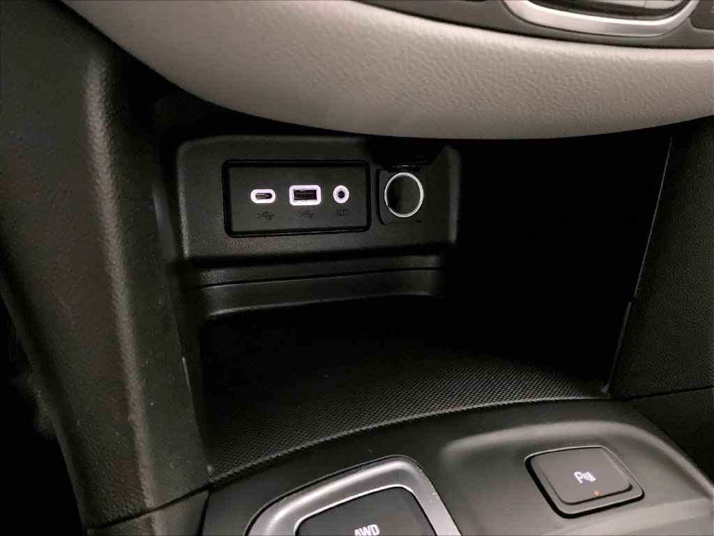 Used 2024 Summit White Chevrolet LT image 26