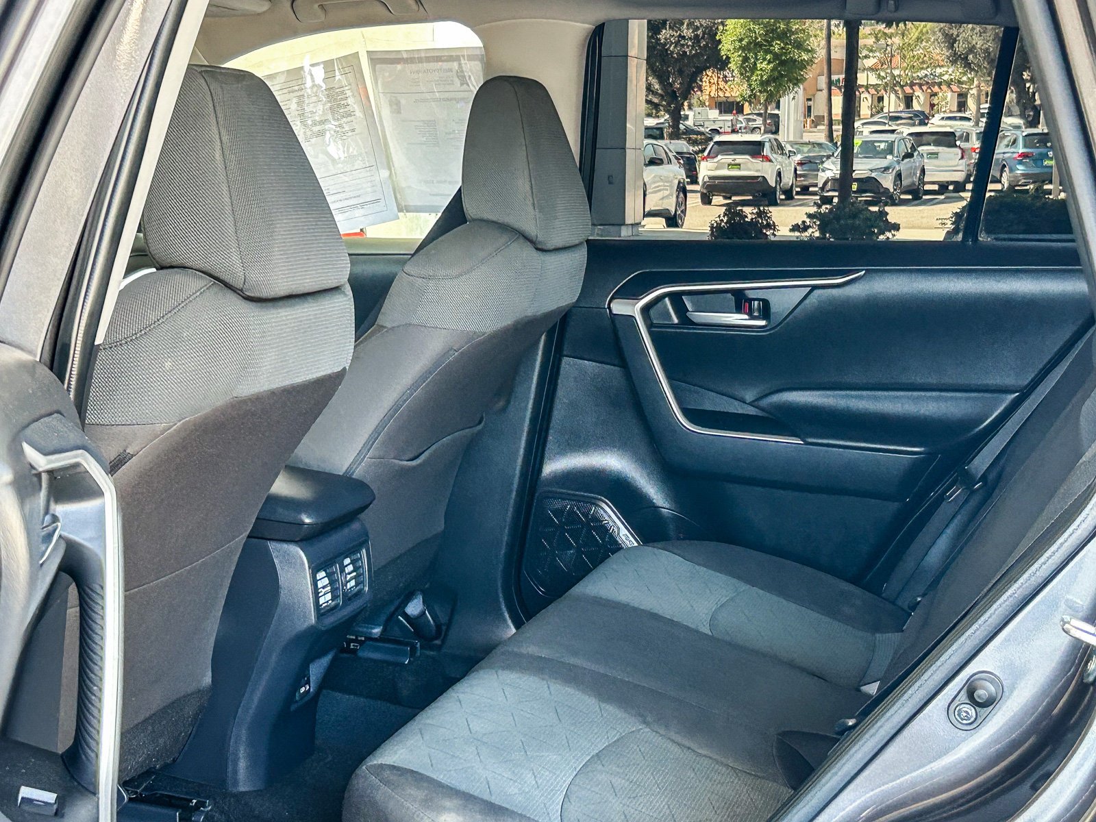 2025 Toyota RAV4 XLE - Photo 18