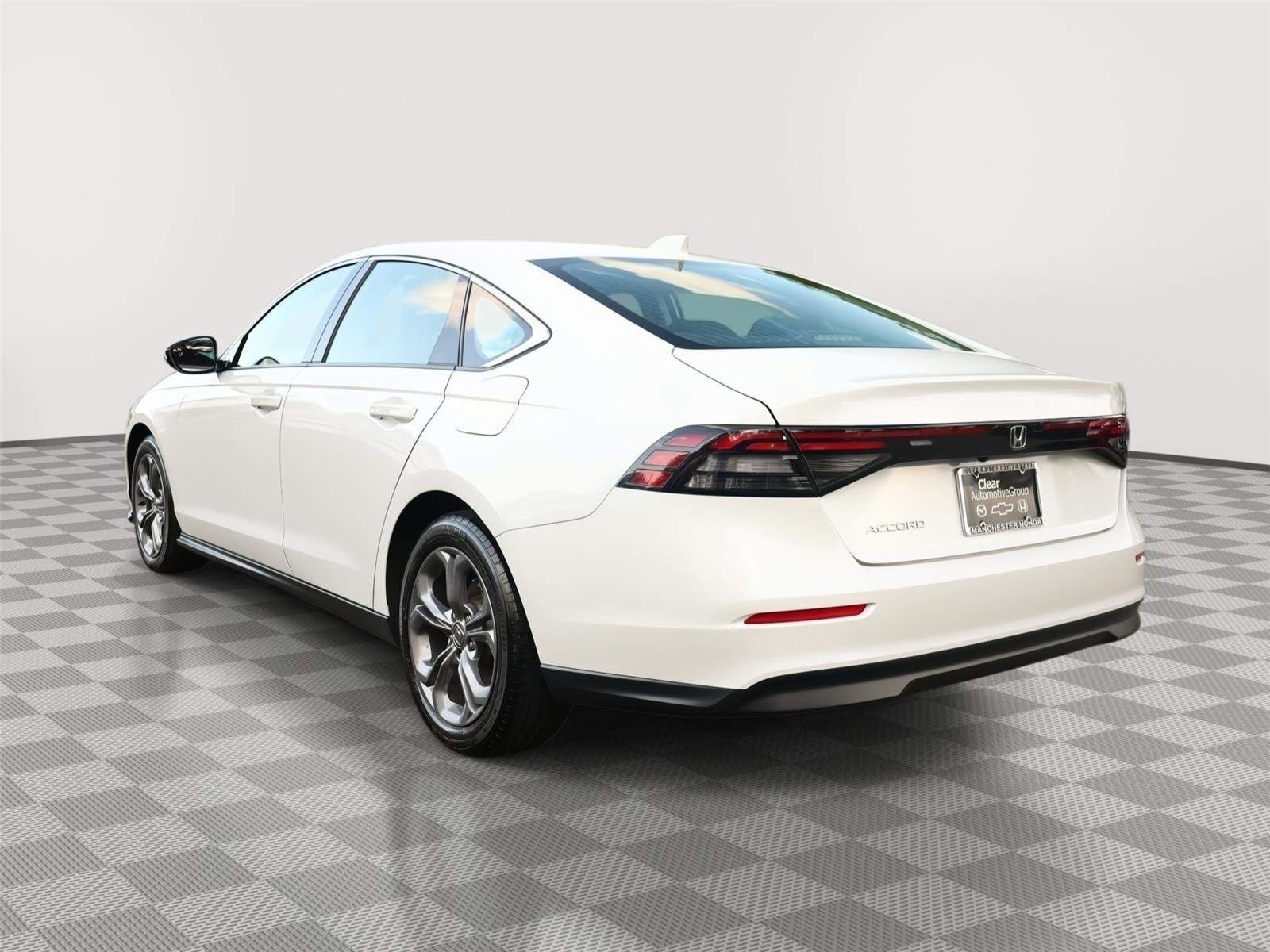 Used 2024 Platinum White Pearl Honda EX image 5
