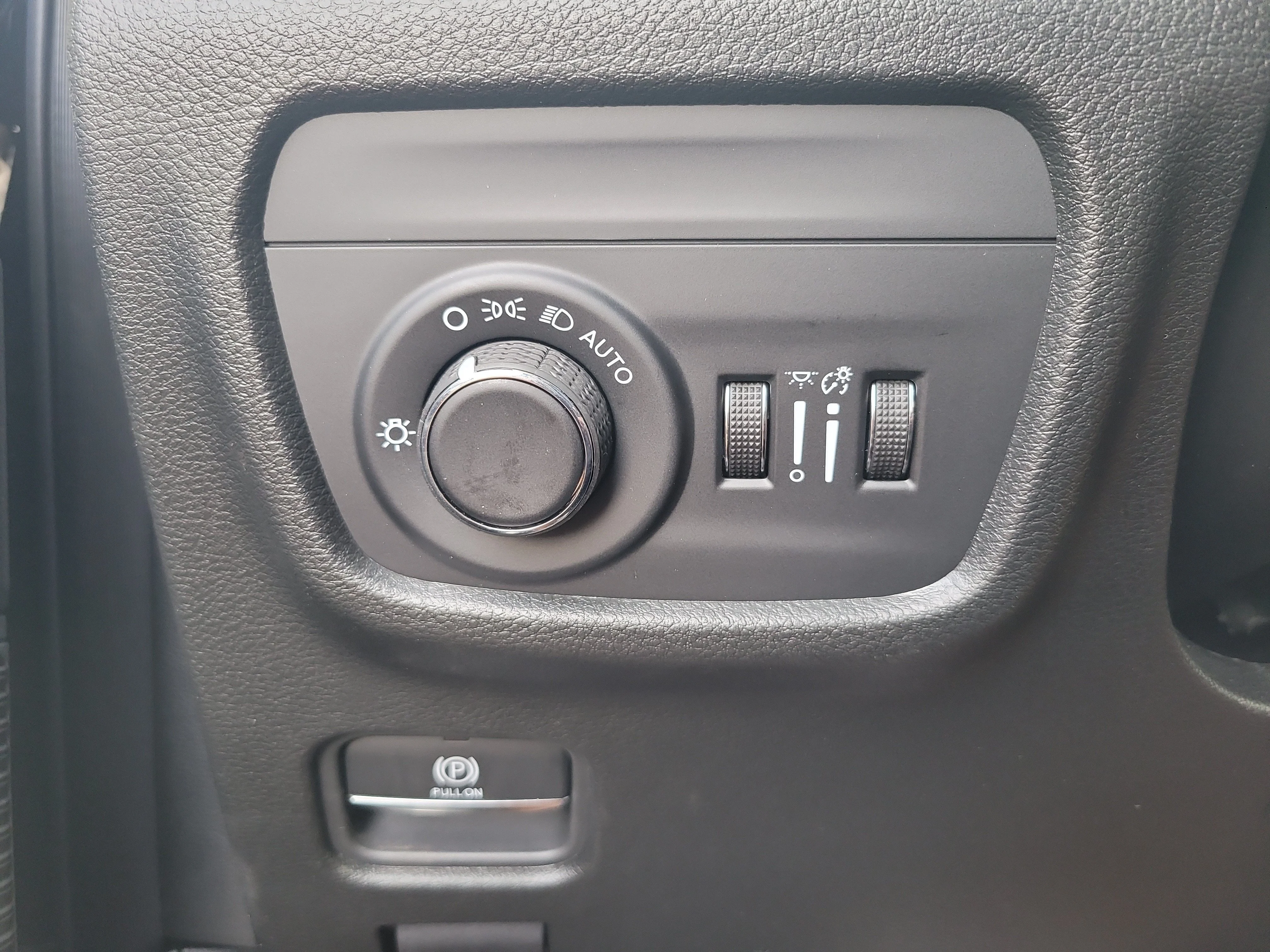 New 2026 Diamond Black Crystal Pearlcoat Jeep Laredo Altitude image 23
