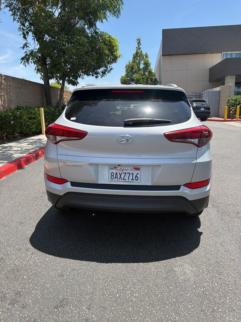 Used 2017 Black Hyundai SE image 5
