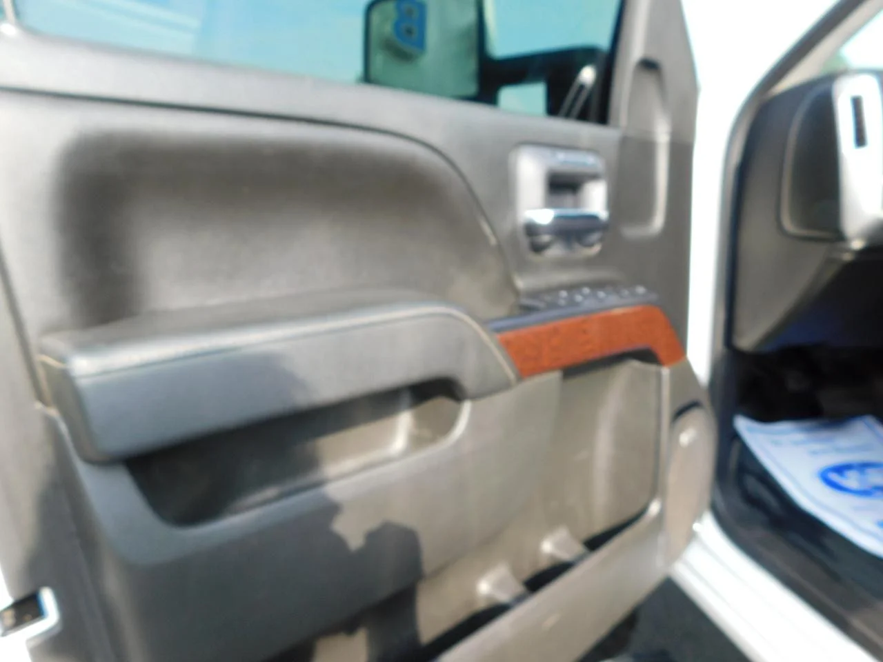 Used 2016 White GMC 4WD Crew Cab 143.5 in SLT image 28