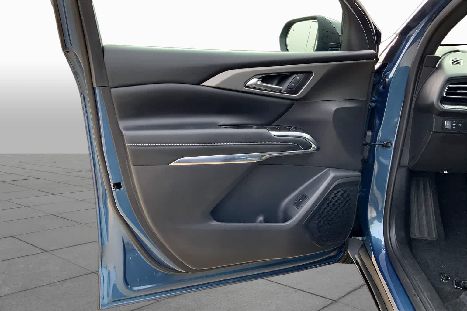 Used 2025 Lakeshore Blue Metallic Chevrolet FWD LT image 21