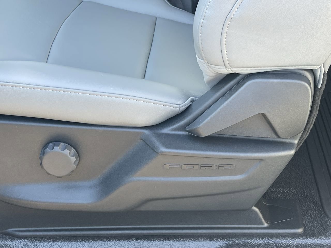 New 2026 Oxford White Ford XL image 22