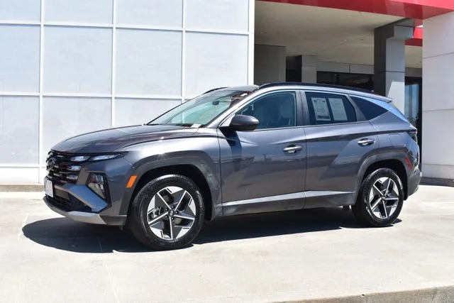 Used 2025 Gray Hyundai SEL Convenience image 2