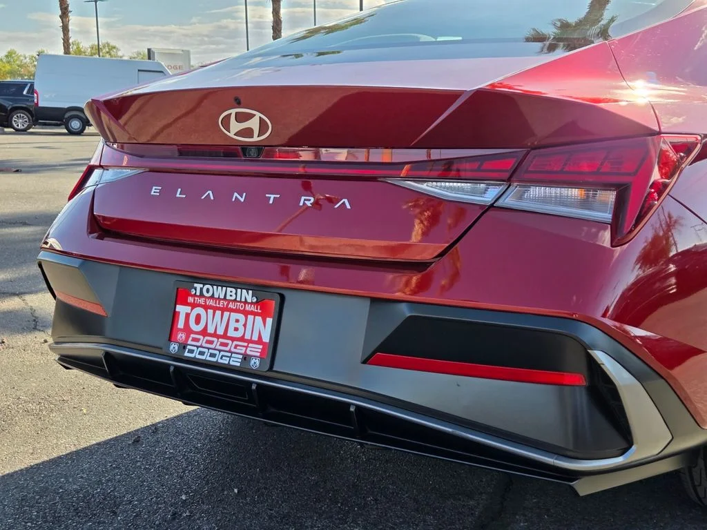 Used 2025 Red Hyundai SEL Convenience image 5