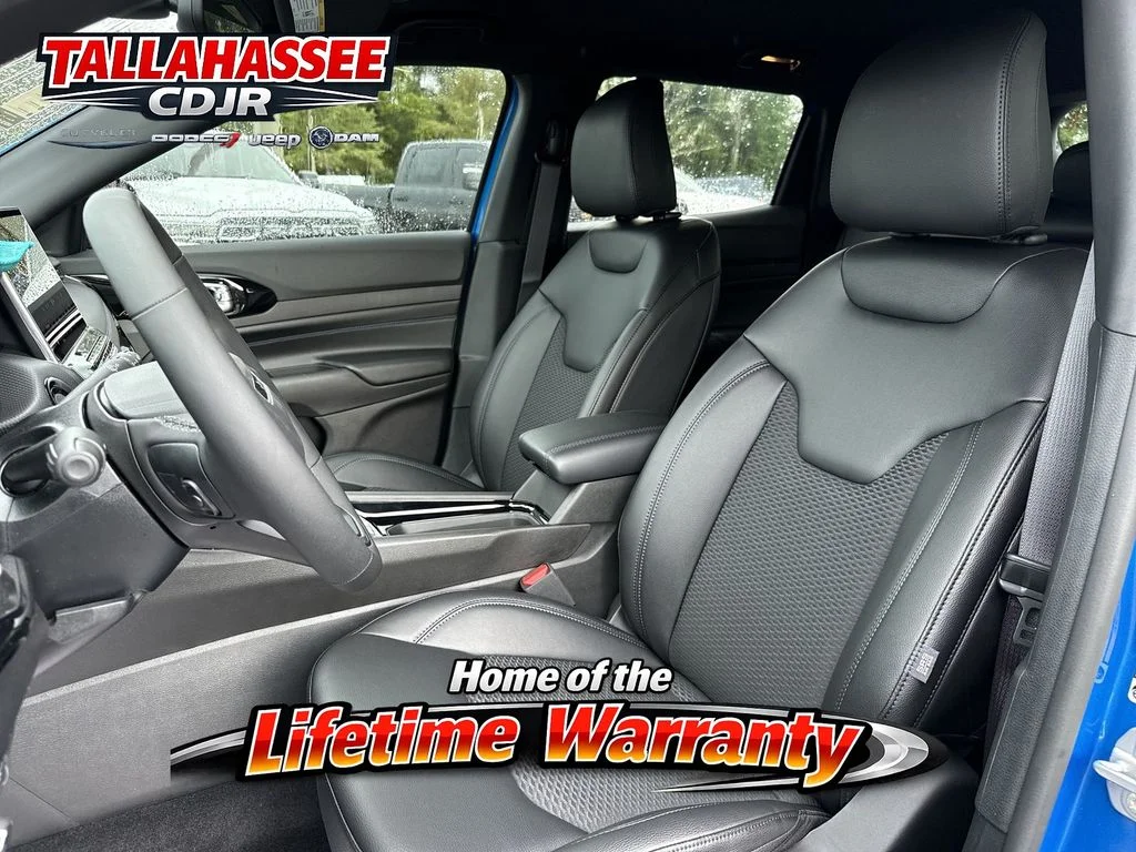 New 2026 Hydro Blue Pearl-Coat Exterior Paint Jeep Latitude image 13