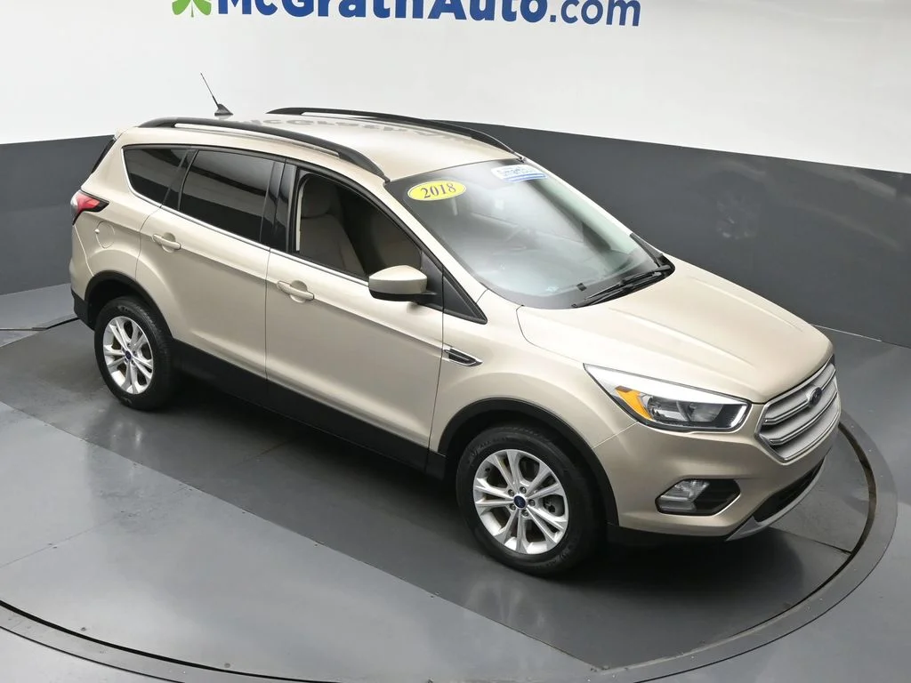 Used 2018 Gold Ford SE image 3
