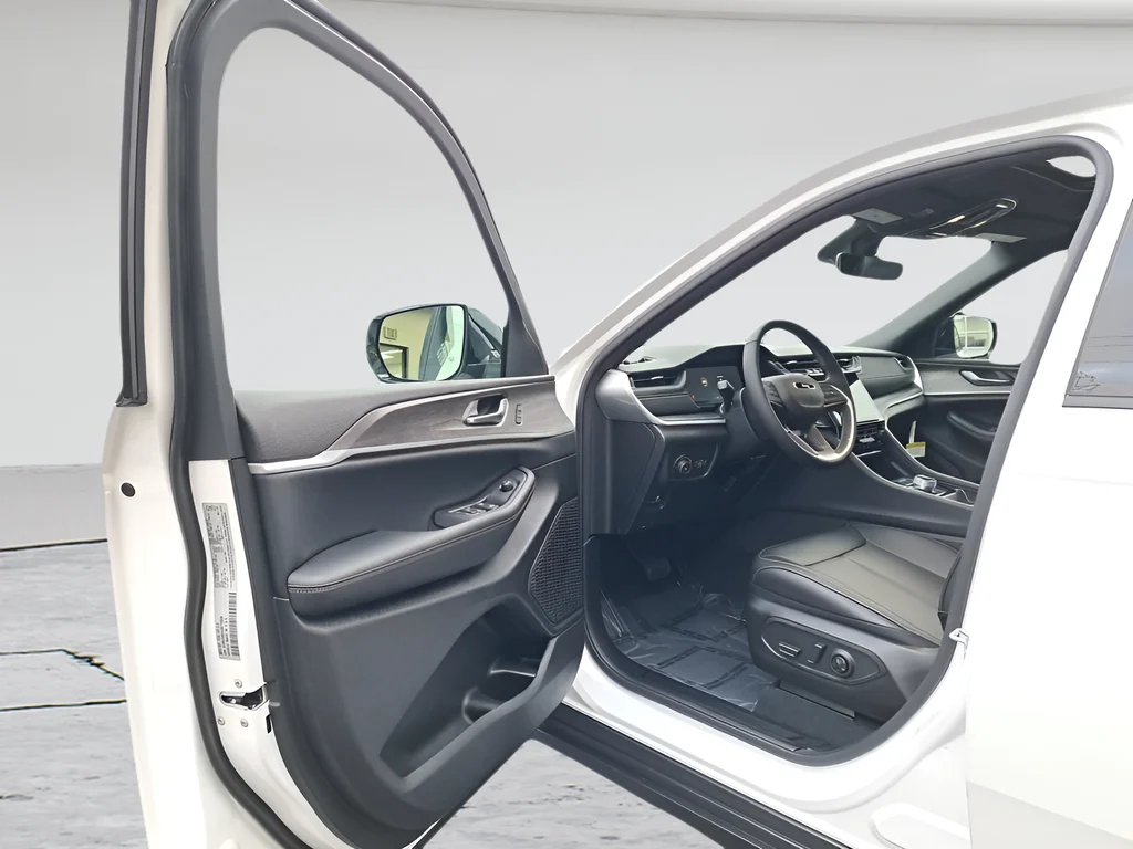 New 2025 Bright White Clear-Coat Exterior Paint Jeep Limited image 9