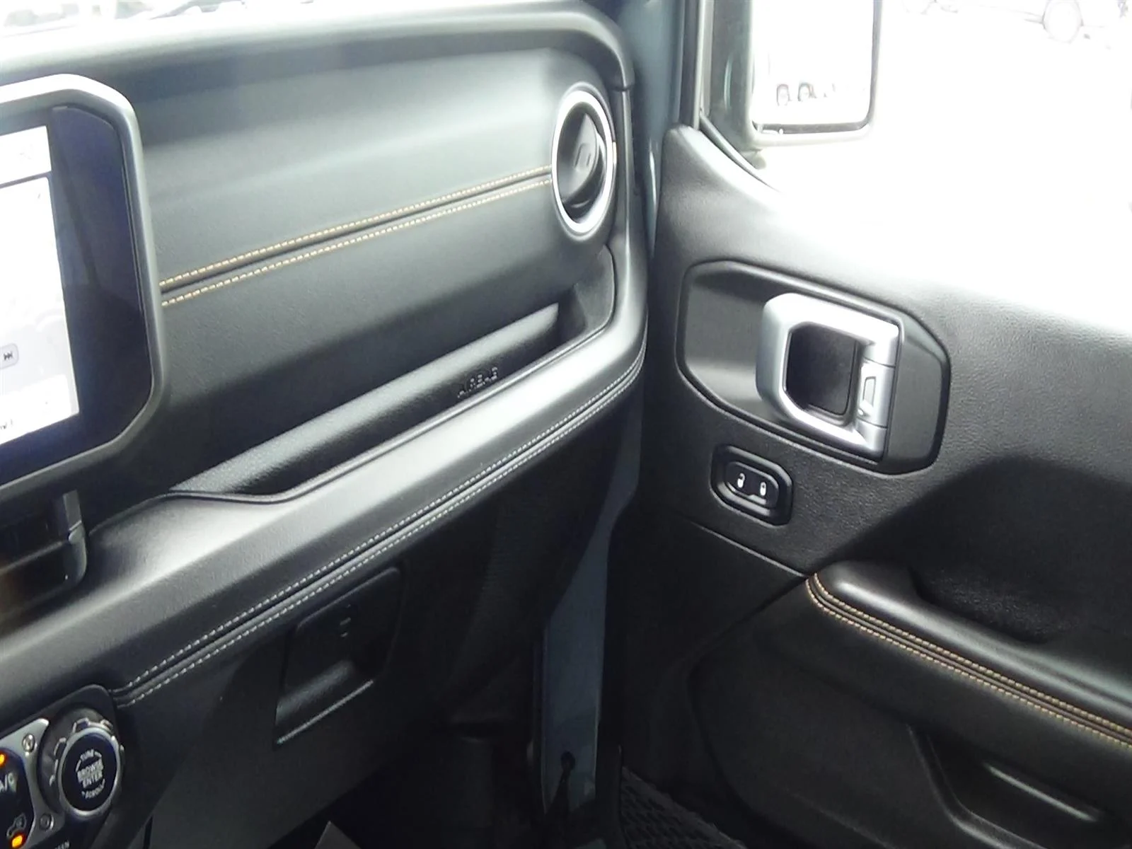 Certified Used 2024 Anvil Clear Coat (pds) Jeep Sahara image 33