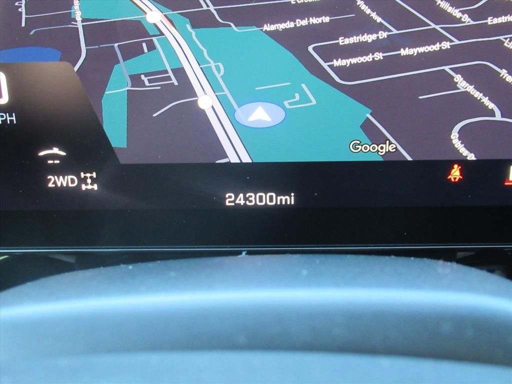 Used 2025 Gray Chevrolet Z71 image 28