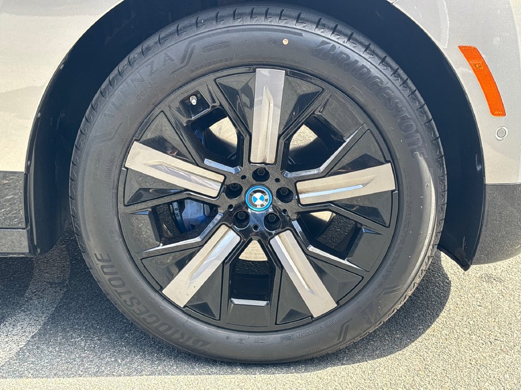 Used 2024 Gray BMW xDrive50 image 7