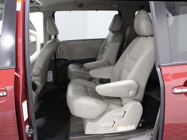 Used 2020 Salsa Red Pearl Toyota XLE 7-Passenger image 17