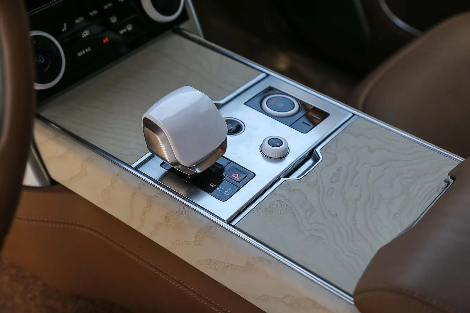 Used 2023 White Land Rover SV image 28