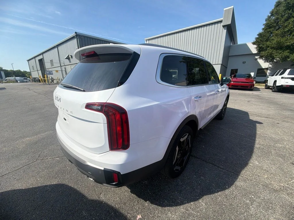 Used 2025 White Kia S image 5