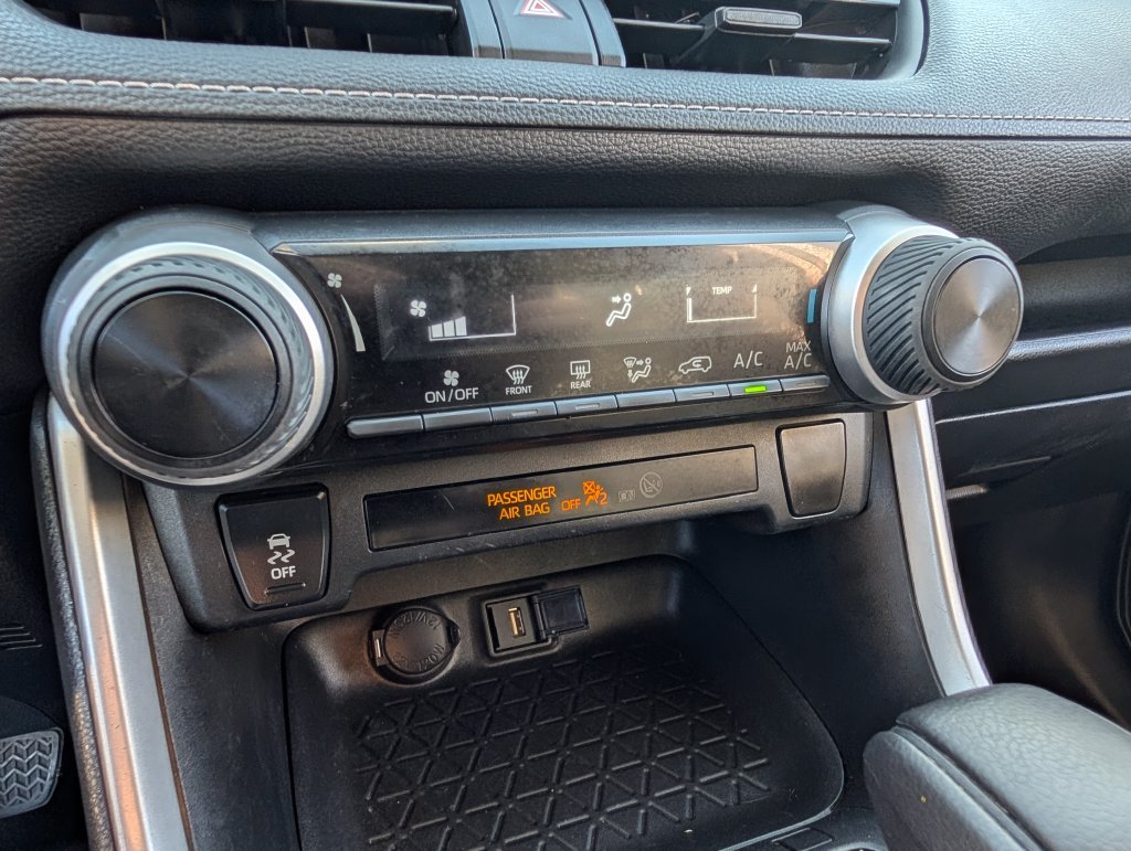2021 Toyota RAV4 LE - Photo 25