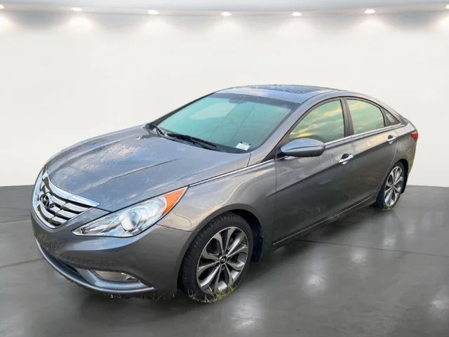 Used 2013 Gray Hyundai SE image 2