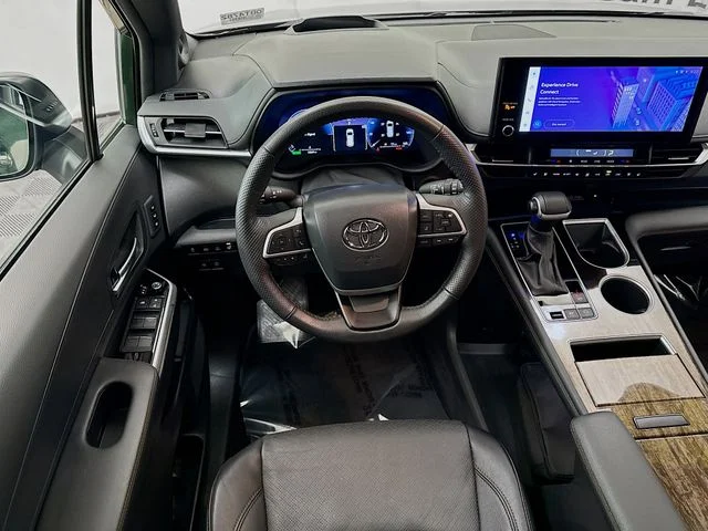 Used 2025  Toyota Platinum image 24