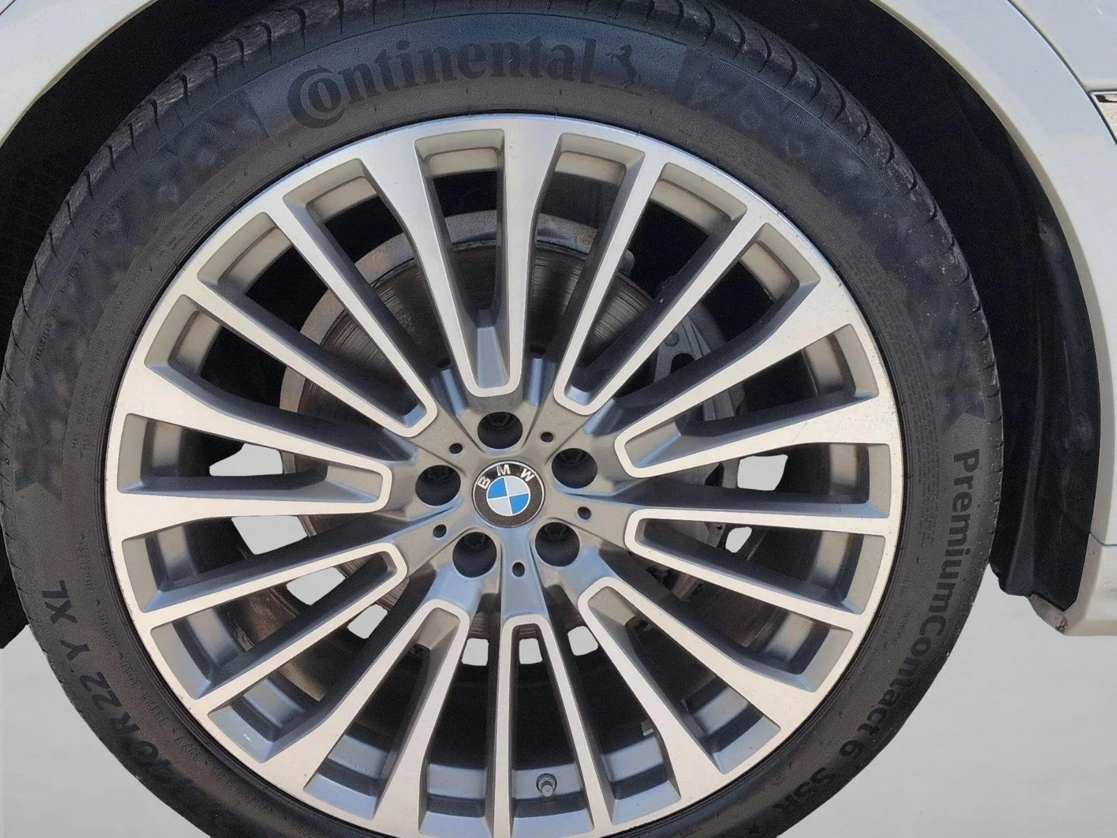 Used 2019 Mineral White Metallic BMW xDrive40i image 25