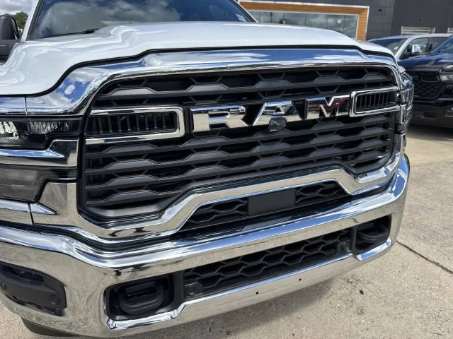 New 2027 Bright White Clear-Coat Exterior Paint RAM Big Horn image 4