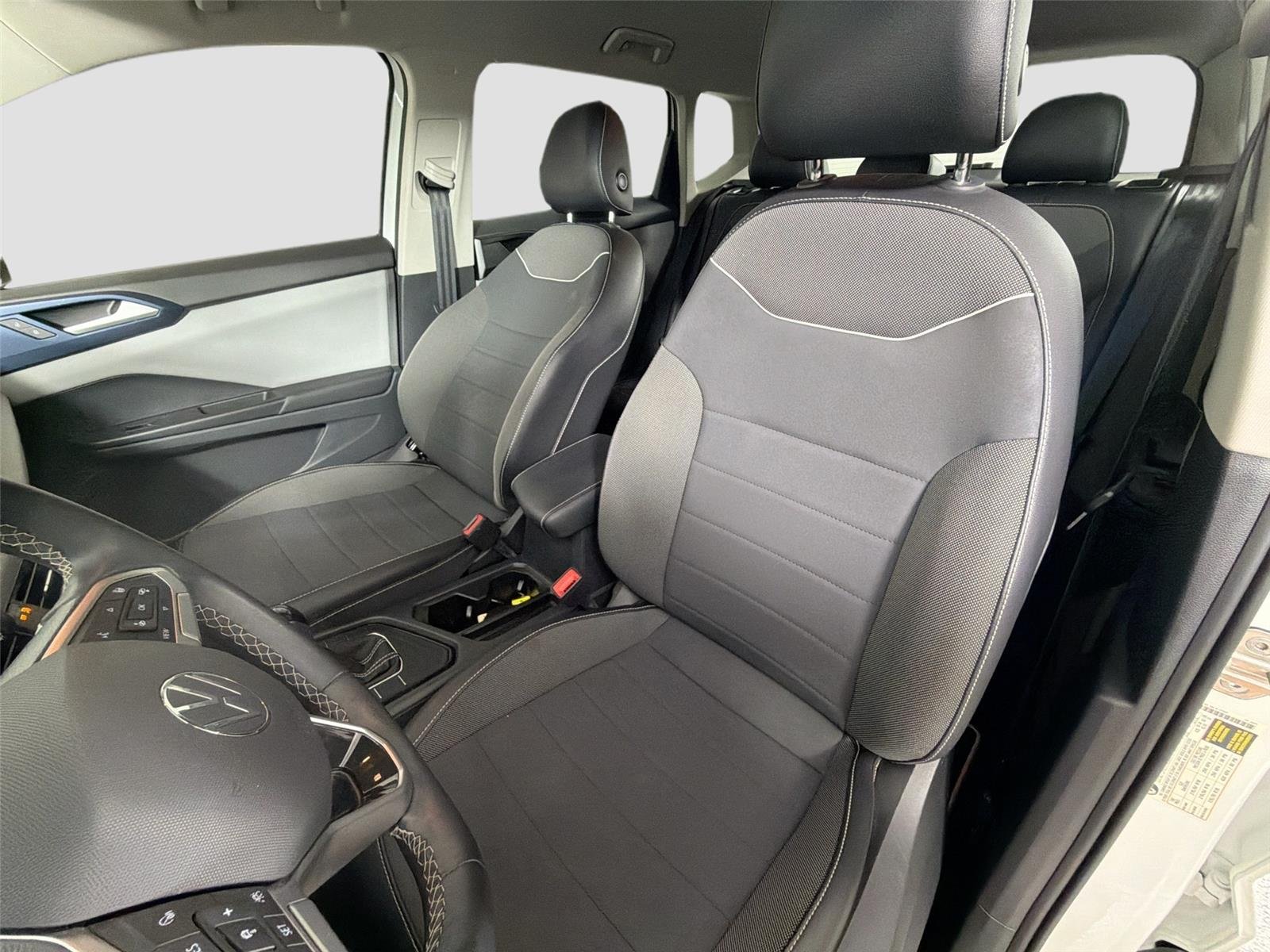 Used 2023 Pure White Volkswagen SE image 18