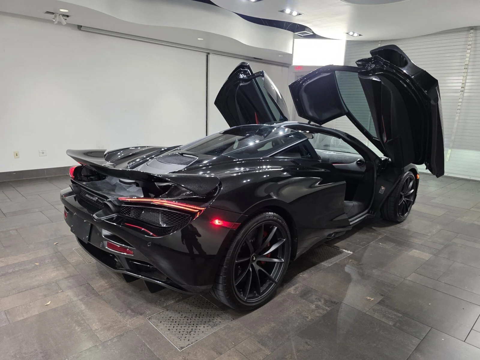 Used 2022 Onyx Black McLaren Performance Coupe image 23