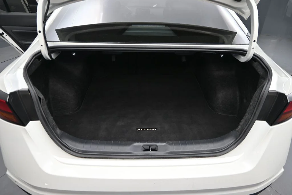 Used 2023 White Nissan 2.5 SV image 14
