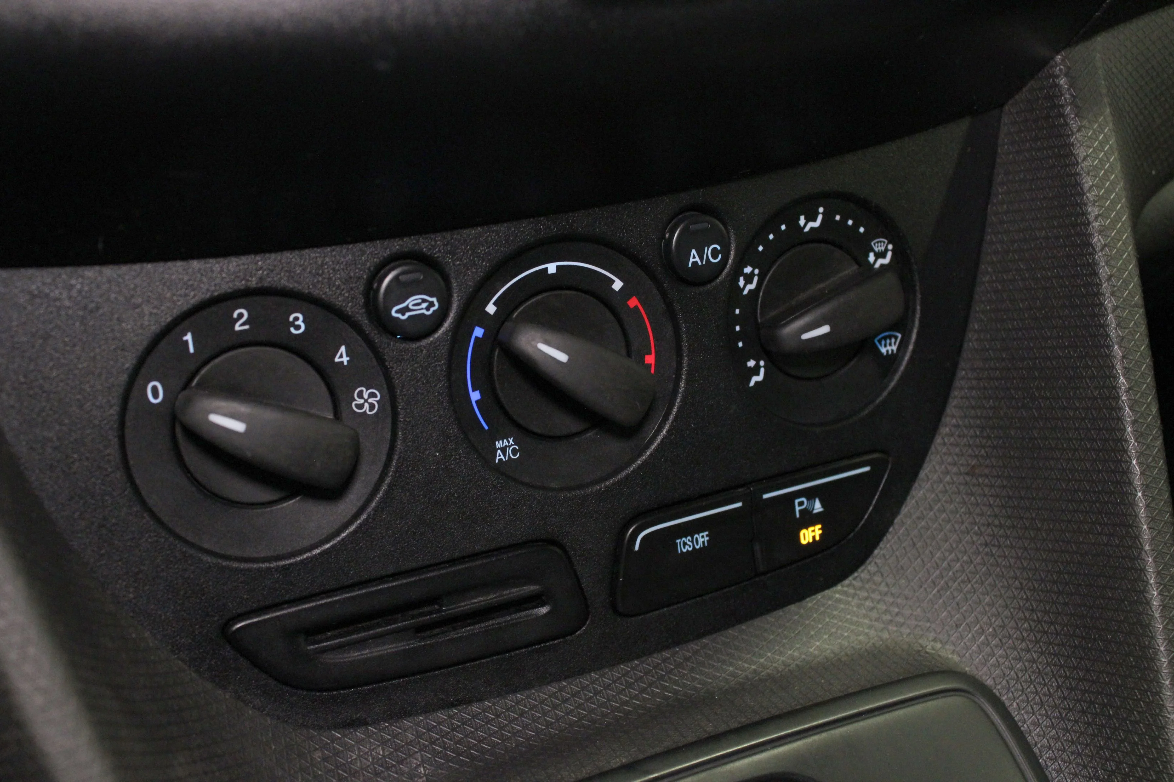 Used 2015 Frozen White Ford XL image 25