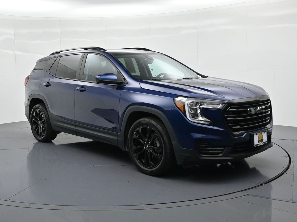 Used 2022 Marine Metallic GMC FWD 4dr SLE image 4