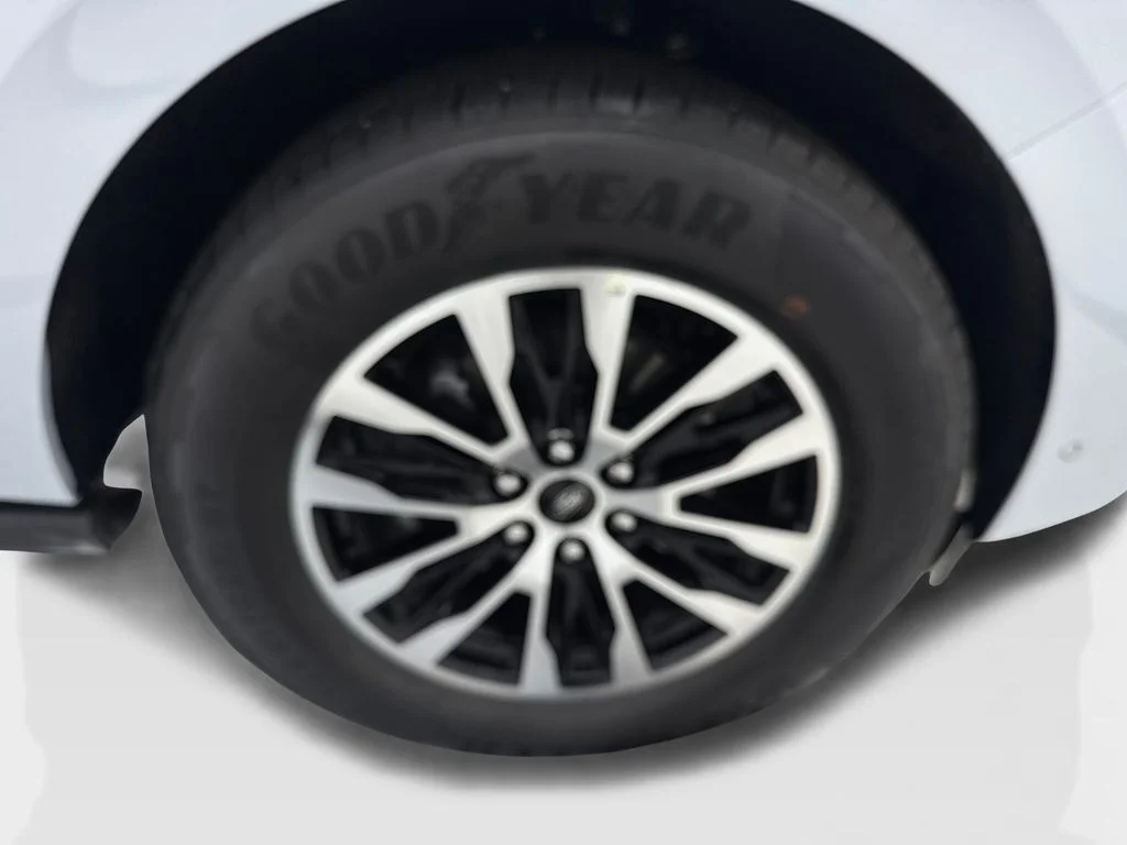 Used 2025 Silver Ford Platinum image 91
