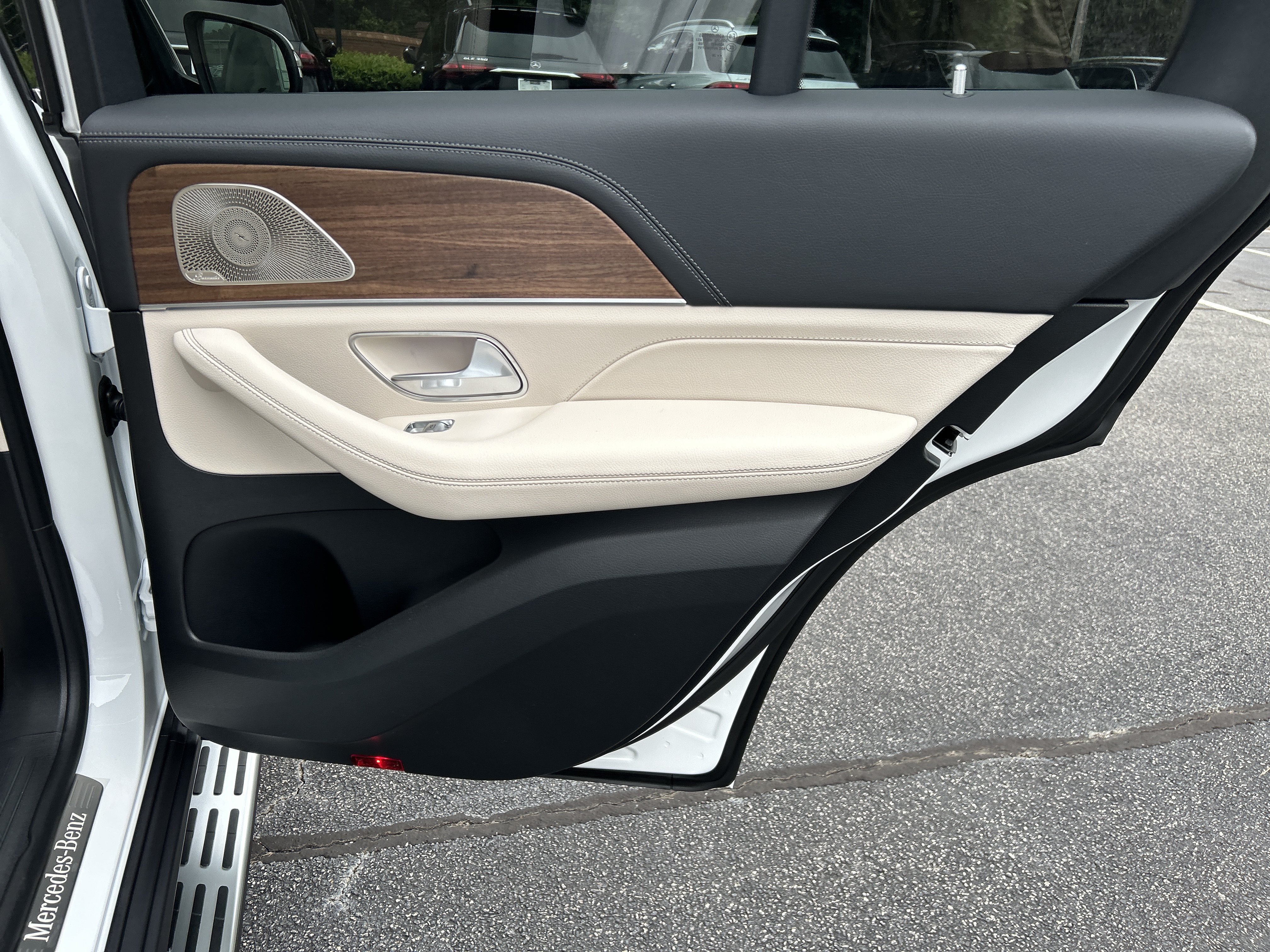 New 2026 MANUFAKTUR Moonlight White Metallic Mercedes-Benz GLE 450 4MATIC® SUV image 38