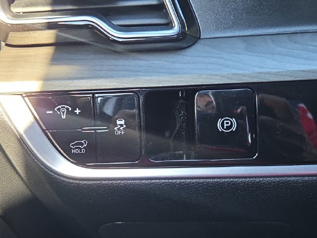 Certified Used 2024 White Pearl Kia X-Line image 17