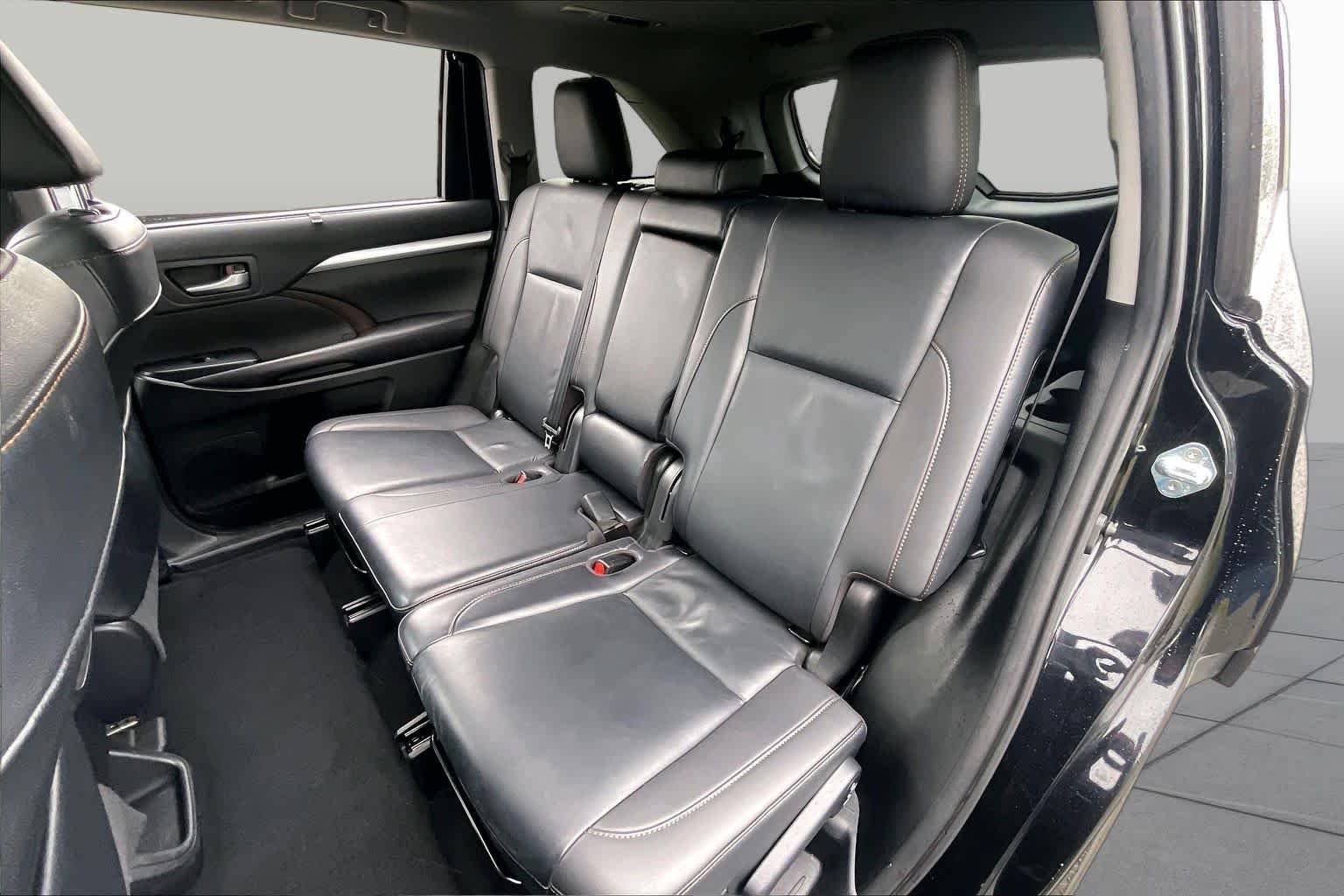 Used 2019 Midnight Black Metallic Toyota XLE image 20