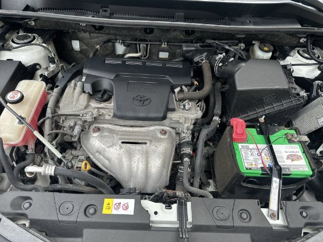 Used 2018 White Toyota XLE image 27