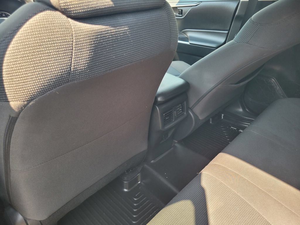 2022 Toyota RAV4 LE - Photo 16