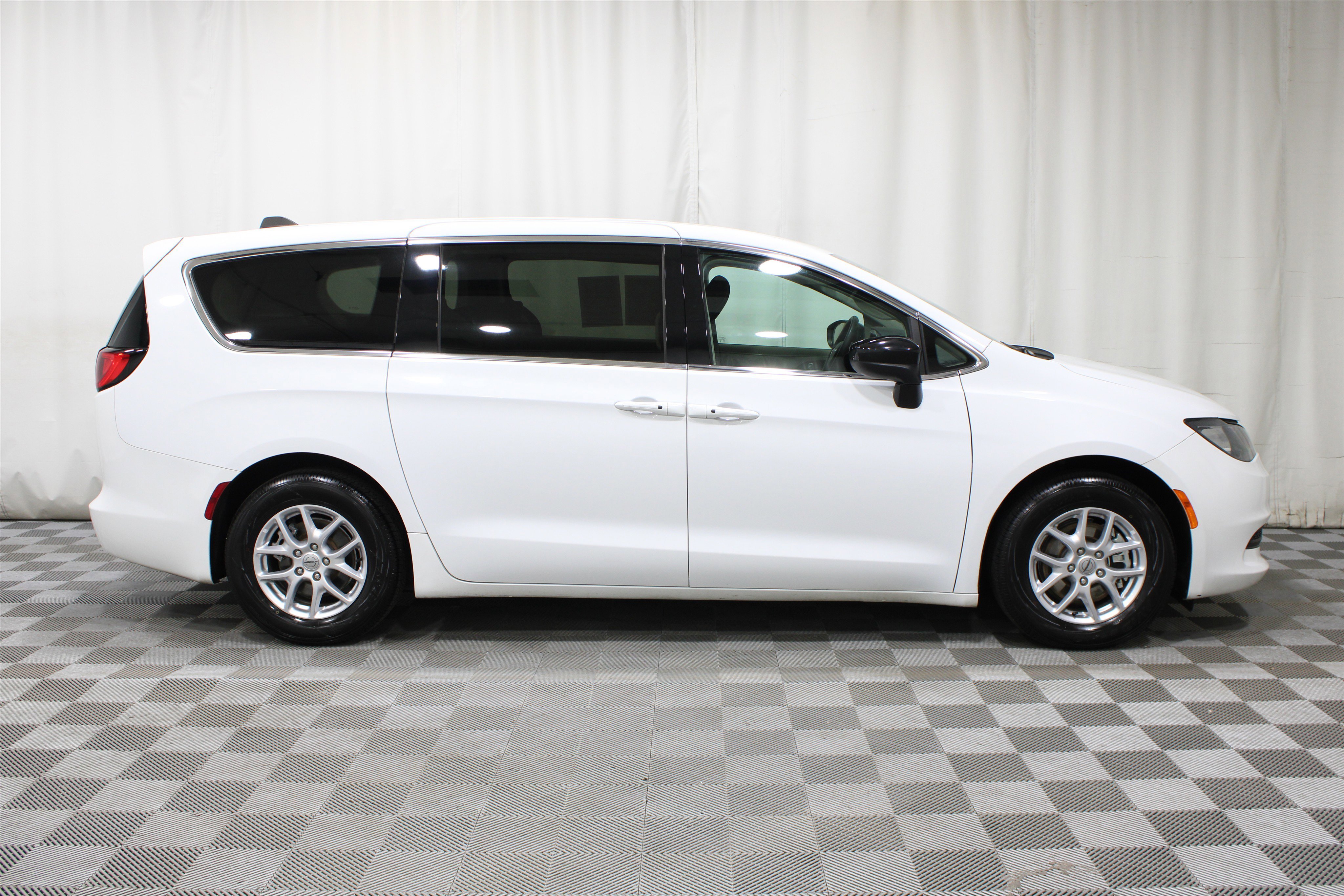 Used 2024 Bright White Clearcoat Chrysler LX image 30