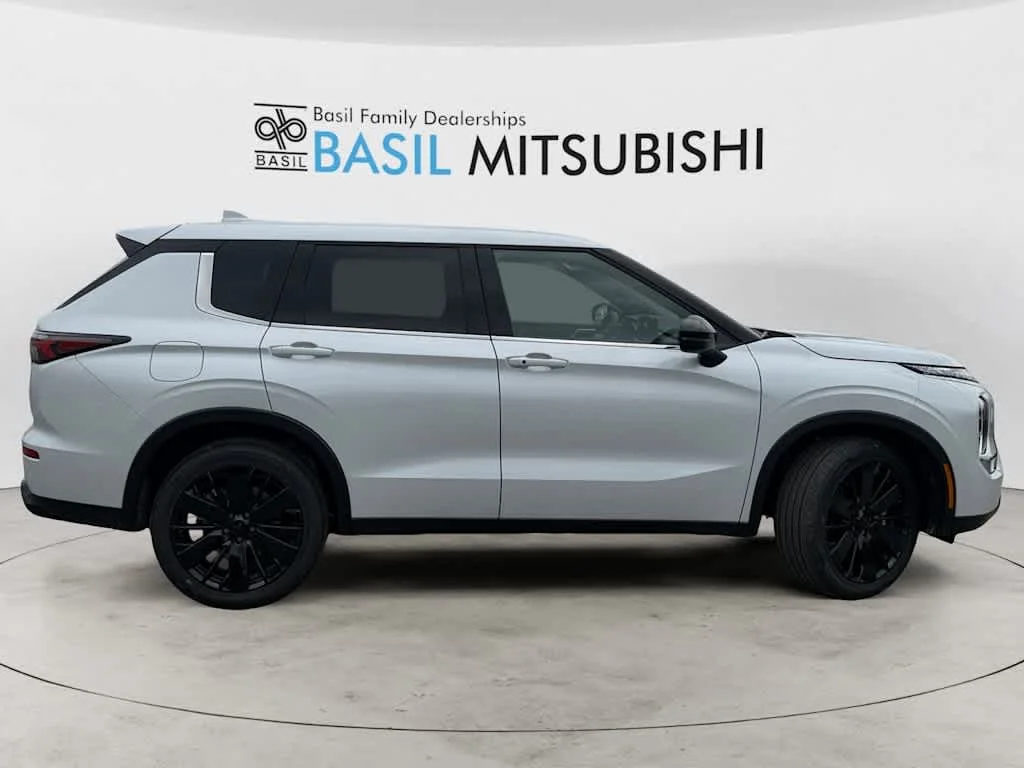 New 2026 White Diamond Mitsubishi LE image 2