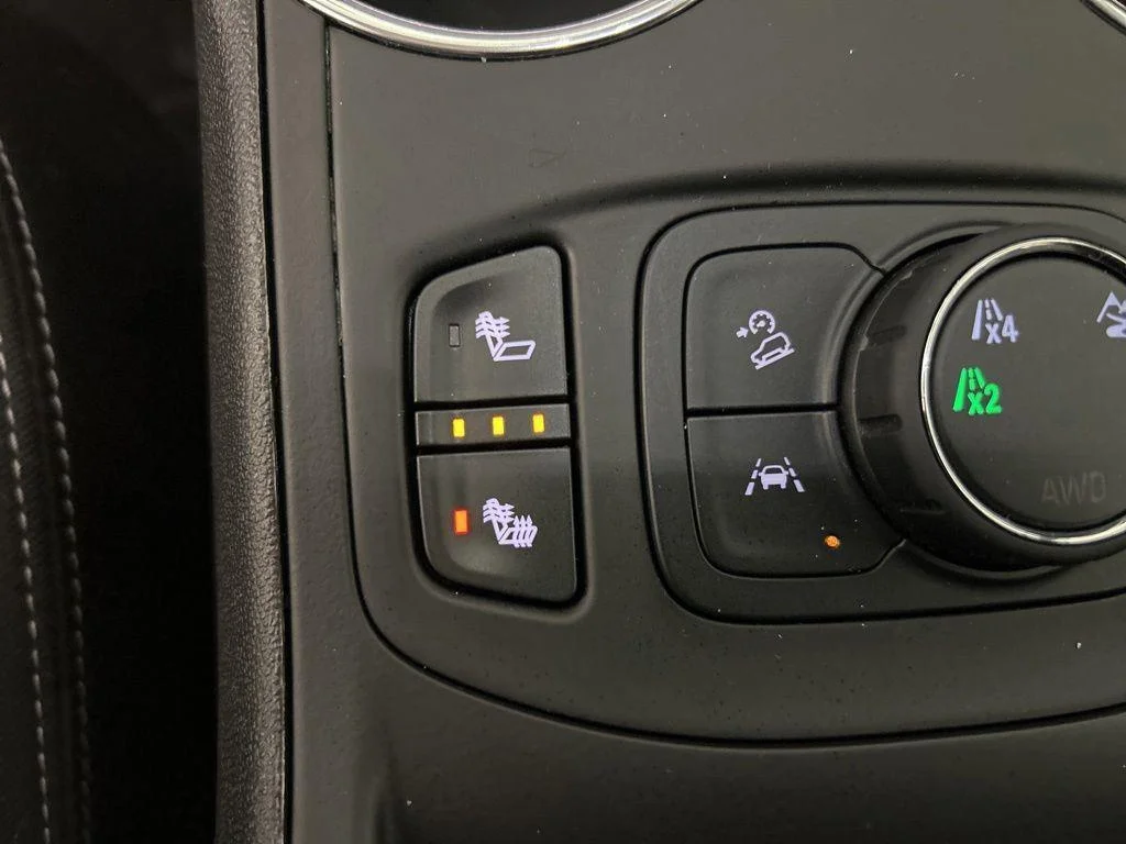 Used 2023 Marine Metallic GMC SLE image 25
