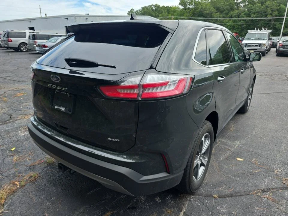 Used 2023 Green Ford SEL image 4