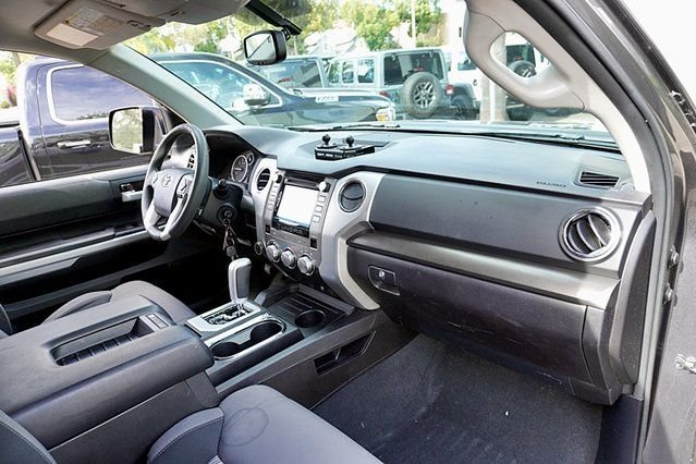 Used 2014  Toyota SR5 image 9