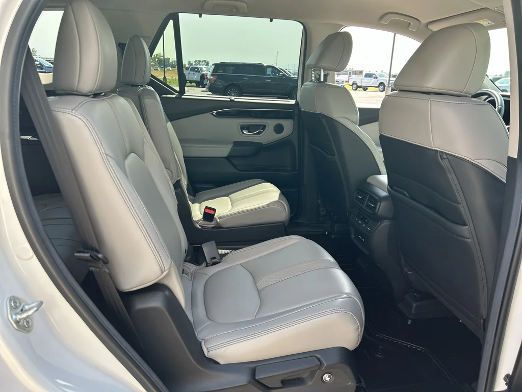 Used 2024 White Honda EX-L 7 Passenger image 21