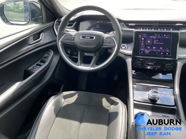 Used 2025 White Jeep Altitude image 28