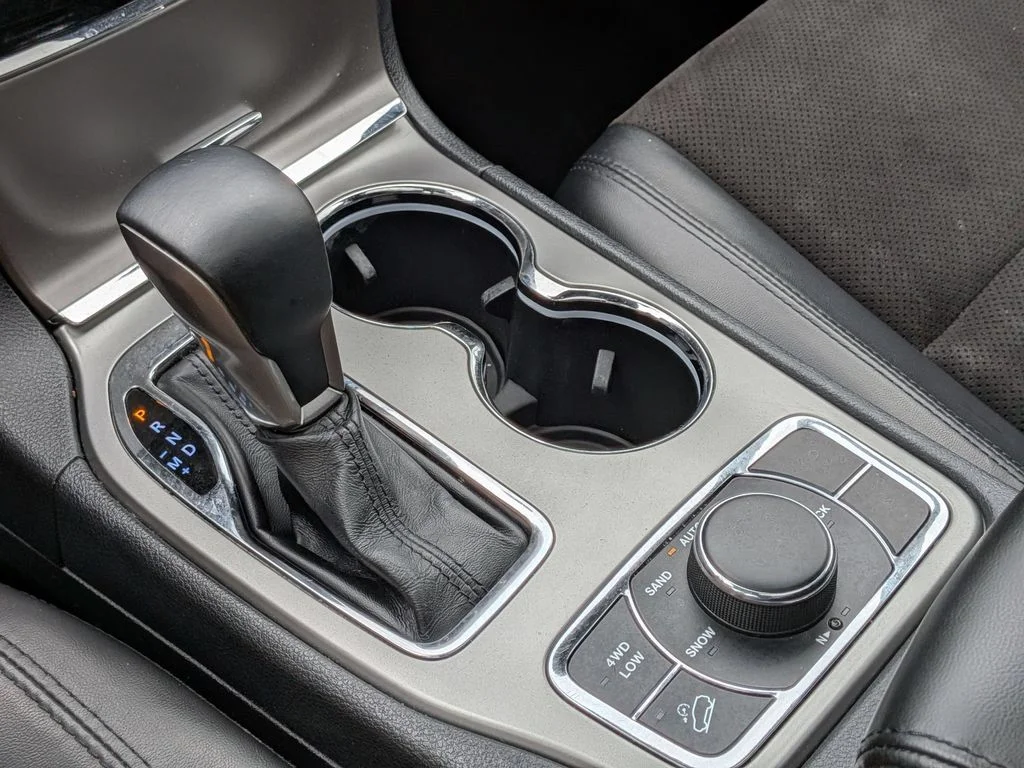 Used 2020 White Jeep Laredo image 17