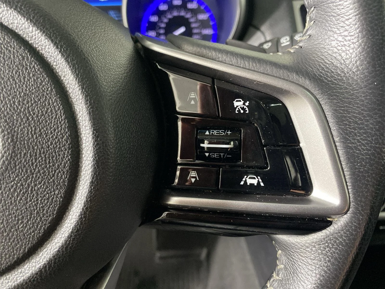 Used 2018 Ice Silver Metallic Subaru Limited image 18