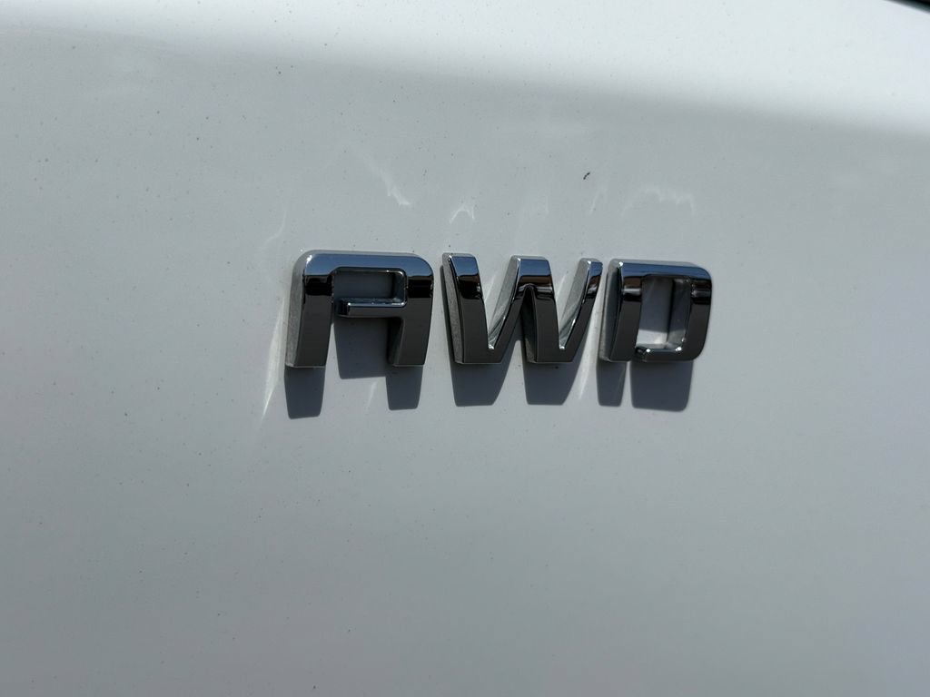 Used 2024 Summit White Chevrolet LT image 11