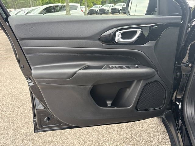 New 2026 Diamond Black Crystal Pearl-Coat Exterior Paint Jeep Latitude image 13