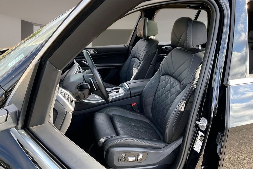 Used 2025 Black BMW sDrive40i image 27
