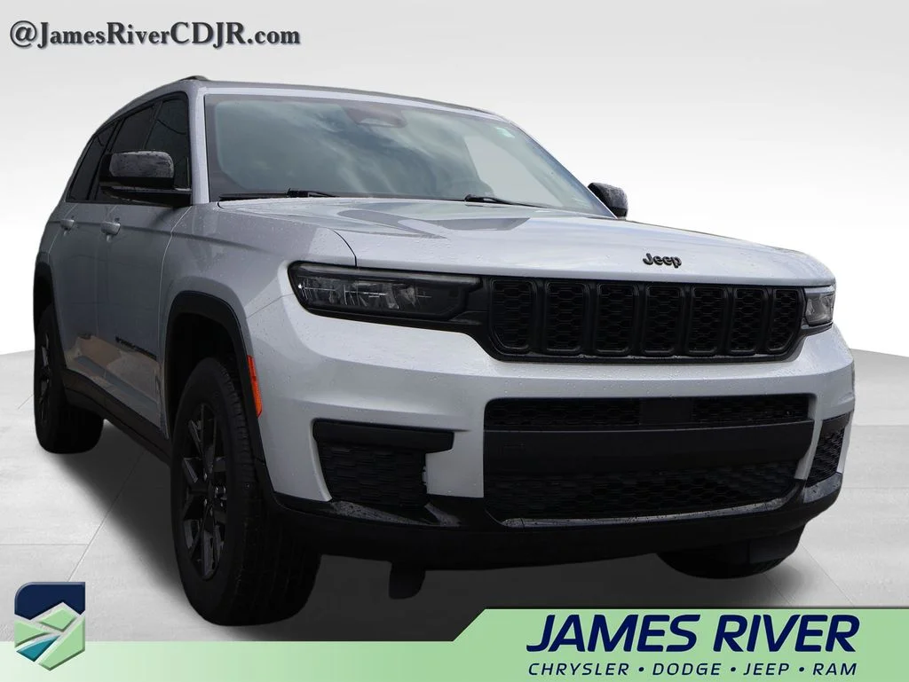 Used 2024 Silver Jeep Altitude image 6